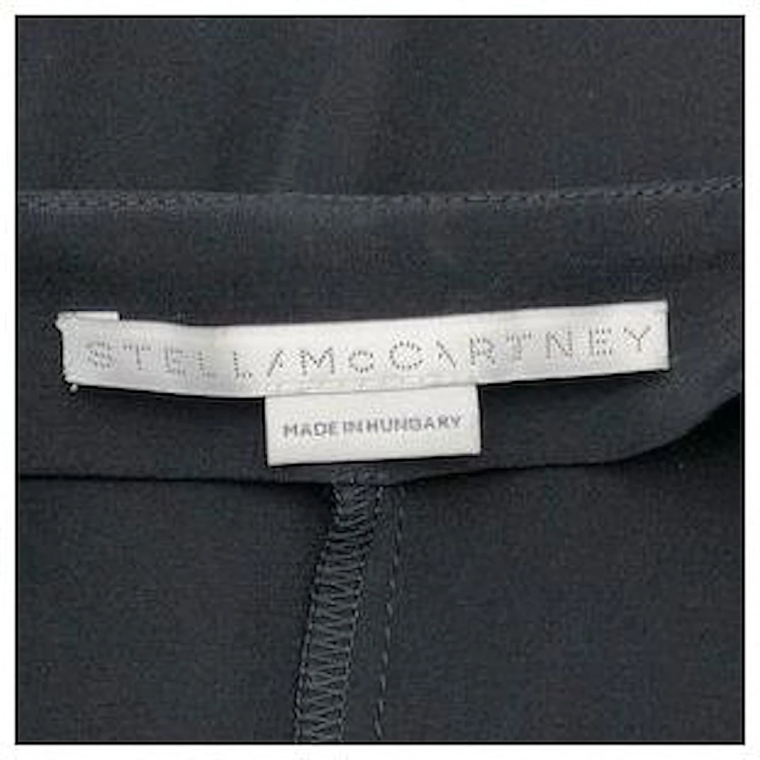 Stella Mc Cartney Robe Stella McCartney En Dentelle Blanche Et Rayures Noires Avec Zip Asymétrique – Image 6