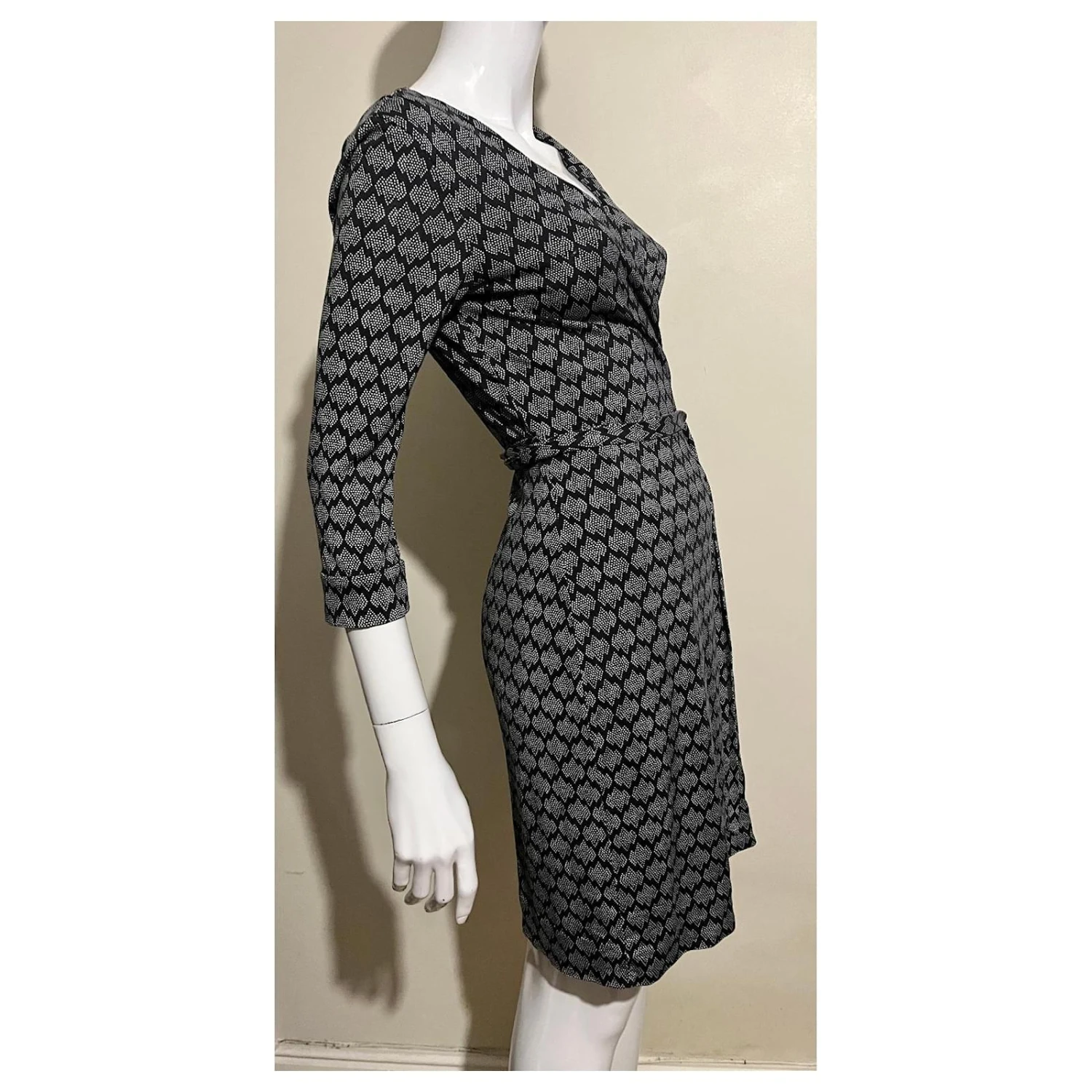 Diane Von Furstenberg Robe Portefeuille DVF Julian En Noir Avec Motif Blanc – Image 3