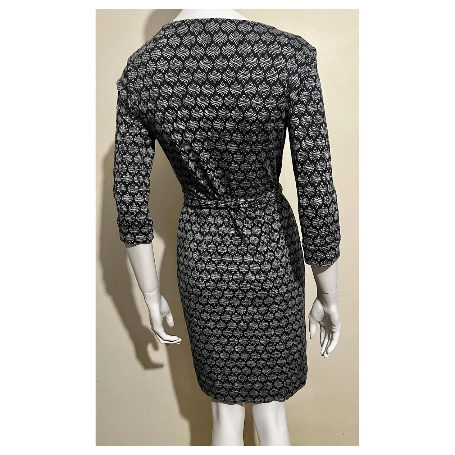 Diane Von Furstenberg Robe Portefeuille DVF Julian En Noir Avec Motif Blanc – Image 4