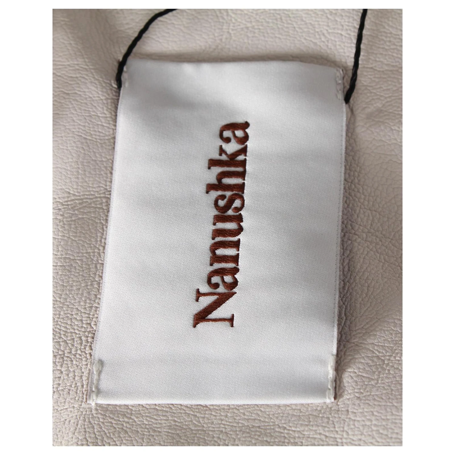 Nanushka Lee Maxi Robe Chemise Plissée En Cuir Vegan Blanc – Image 6