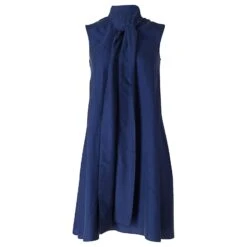 Iris & Ink Robe Sans Manches à Col Cravate En Soie Bleue